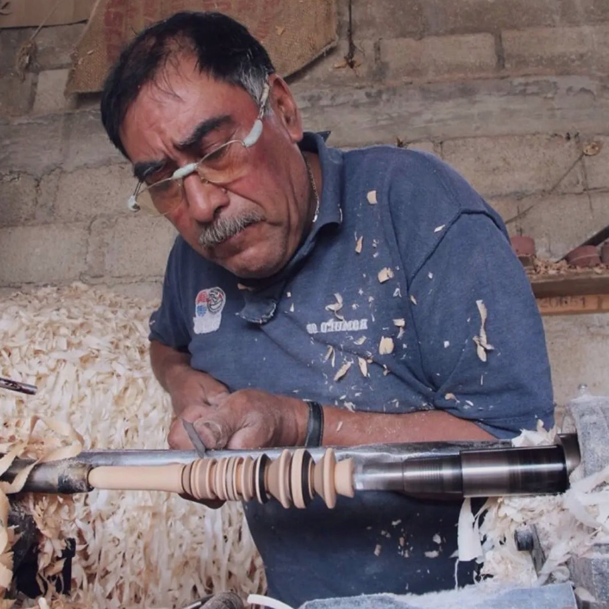 Handwerker in Mexiko drechselt einen Molinillo aus Holz