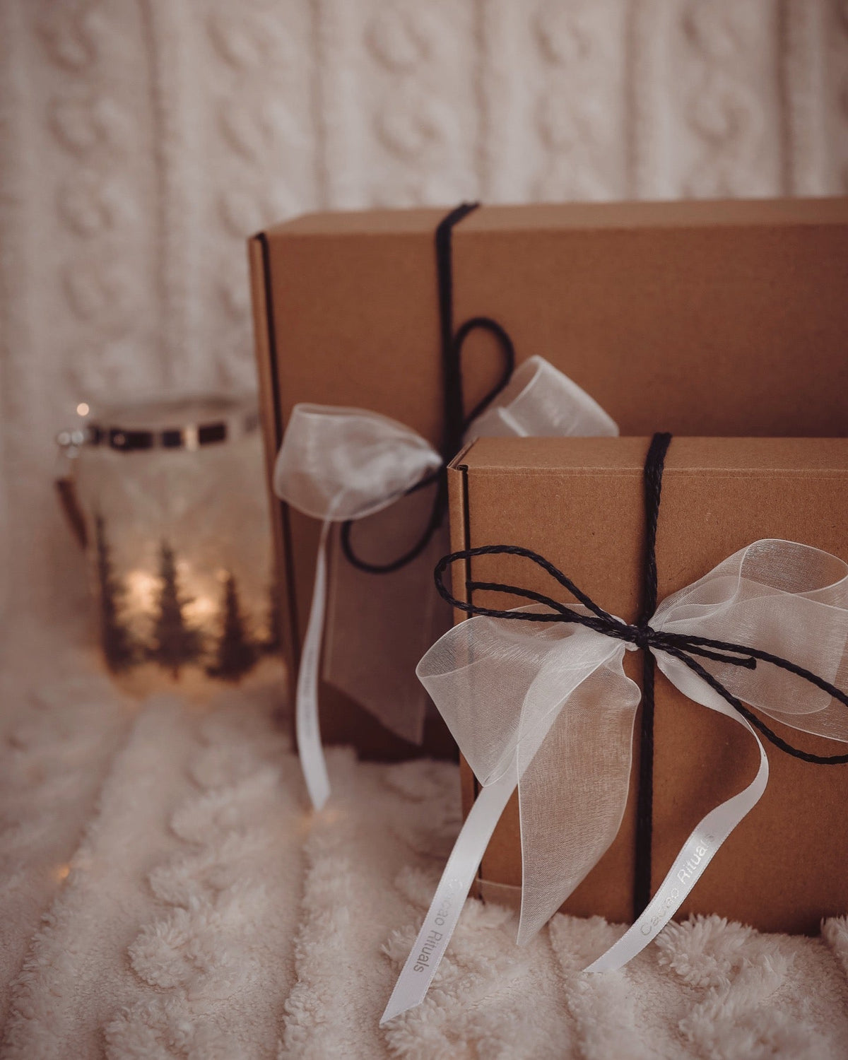 Zwei Kakaozeremonie Geschenkboxen, von Hand verpackt mit Schleife