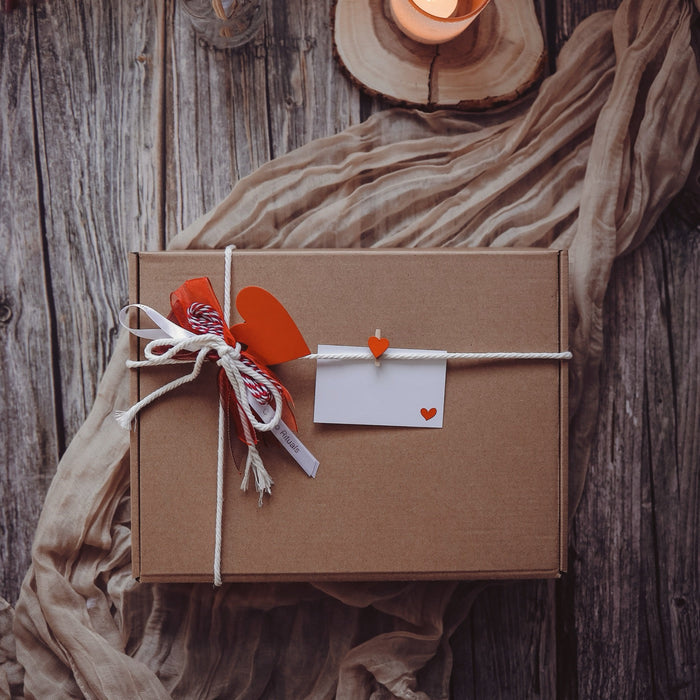 Geschenkbox für Paare, von Hand verpackt mit Schleife